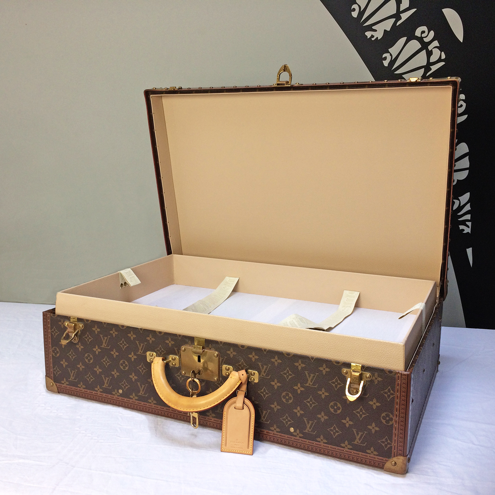 Louis #Vuitton #Storefront www.frenchriviera.com Suitcase dresser